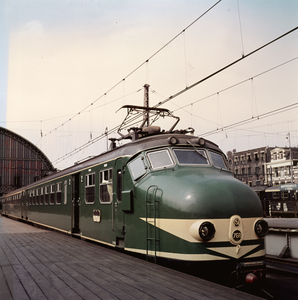 883121 Afbeelding van het electrische treinstel nr. 768 (Mat. 1954, plan P) van de N.S. op het N.S.-station Amsterdam ...